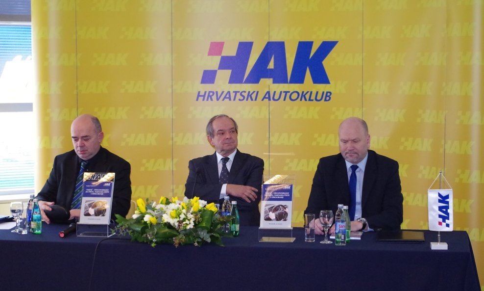 rECENZENT Hrvoje Kačer, autor Marijan Ćurković i urednik Sinan Alispahić