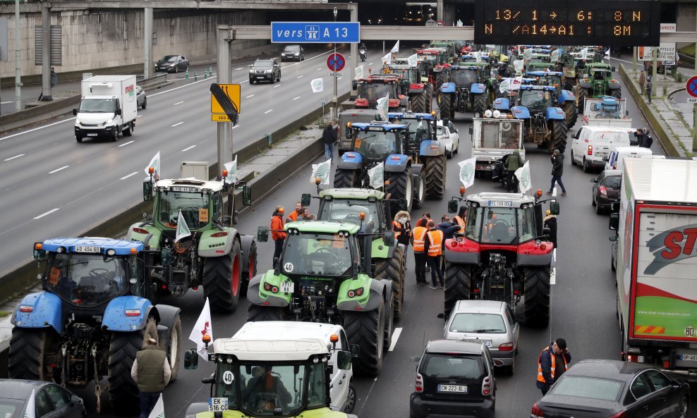 Francuski poljoprivrednici blokirali ceste ogorčeni politikom Macrona i EU-a