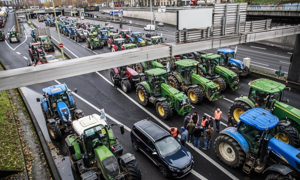 Traktori na ulicama u Parizu
