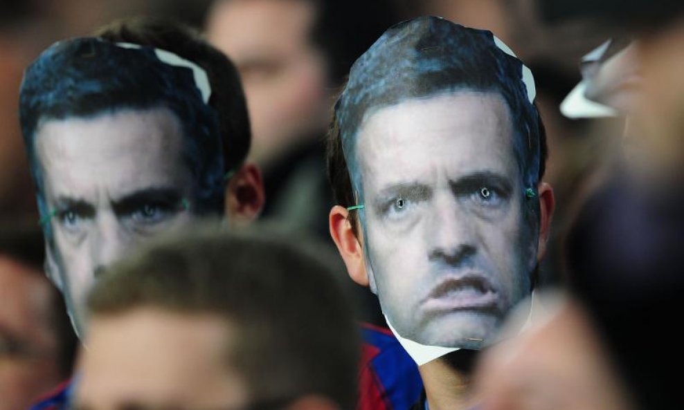 Barcelonini navijači, maska Jose Mourinha