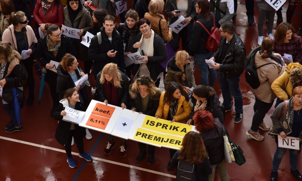 Nastavnici i profesori iz Gimnazije u Puli ovjekovječili su trenutak štrajka