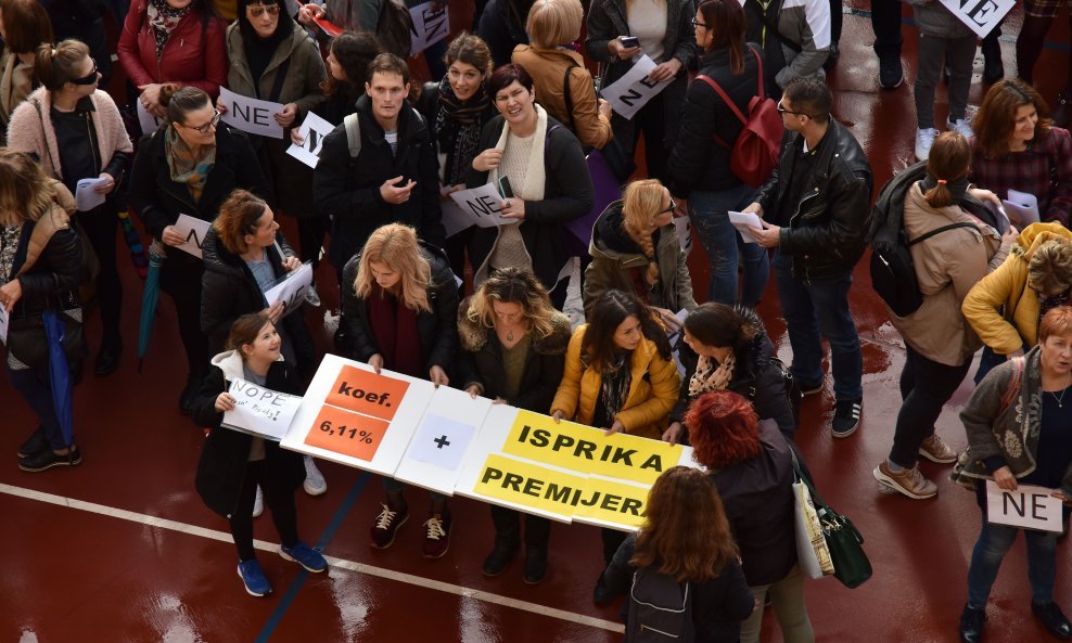 Nastavnici i profesori iz Gimnazije u Puli ovjekovječili su trenutak štrajka