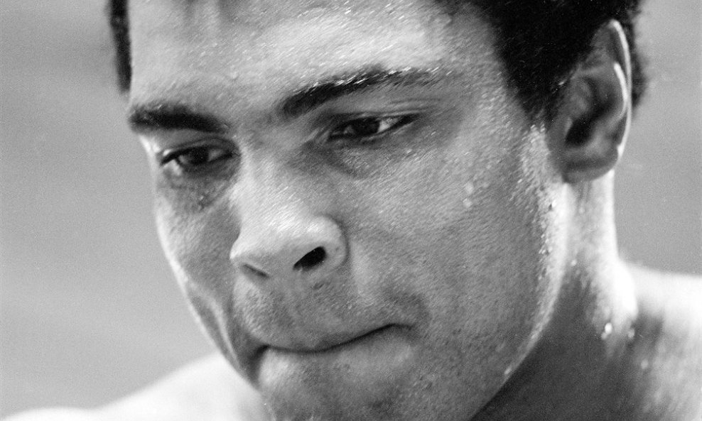 Bivši svjetski prvak u teškoj kategoriji i legendarni boksač Muhamed Ali umro je u 74. godini života