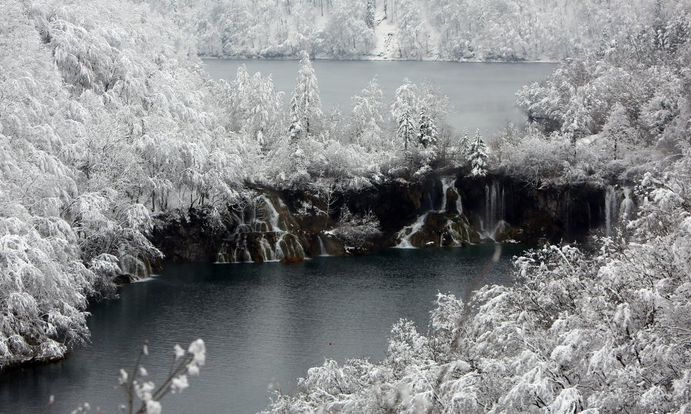 Snijeg zabijelio Plitvička jezera