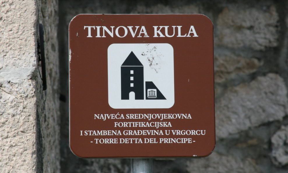 Tinova kula- tabla turističke zajednice