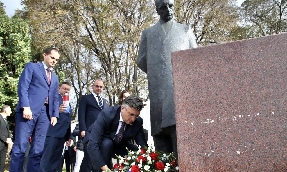 Predsjednik HDZ-a i hrvatski premijer položio je vijenac na spomenik prvom hrvatskom predsjedniku Franji Tuđmanu povodom godišnjice smrti.