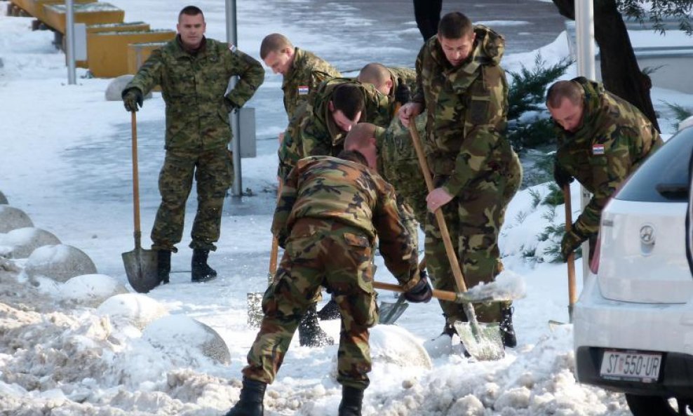 Vojnici čiste snijeg u Splitu (4)
