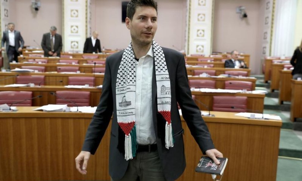 Pernar s palestinskom maramom u Saboru (4)