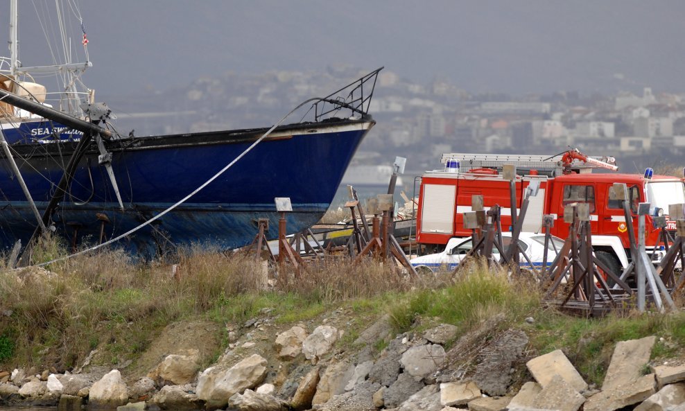 požar jedrilica brod marina