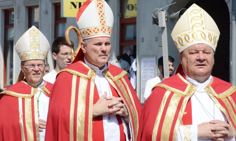 Đakovačko-osiječki nadbiskup Đuro Hranić, sisački biskup Vlado Košić i biskup bjelovarsko križevački Vjekoslav Huzjak,