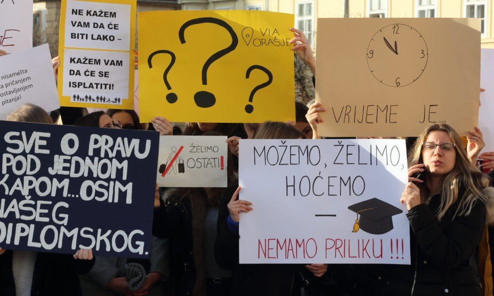 Prosvjed osječkih studenata pred Rektoratom