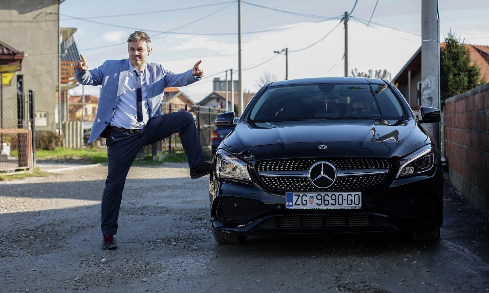 Jutro nakon sučeljavanja na HRT-u Dario Juričan u Mercedesu CLA 200 obišao je Kozari puteve