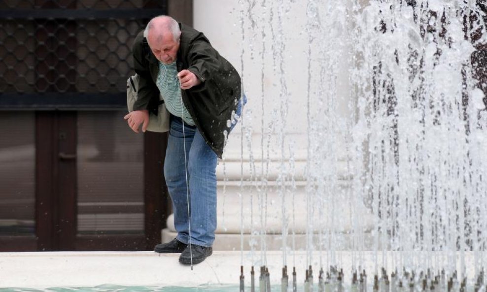 Magnetom lovi novčiće u fontani na Trgu burze HNB