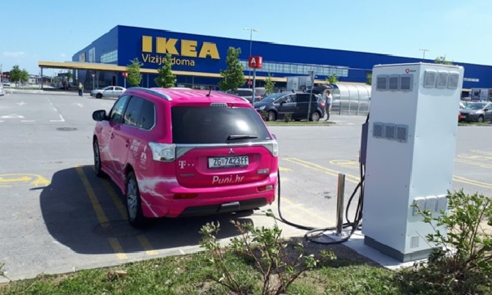 Brza e-punionica na parkiralištu trgovačkog centra IKEA Hrvatska.