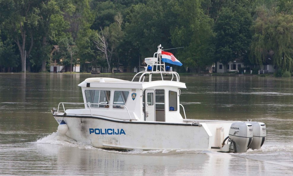 Dunav poplavio Zeleni otok kod Batine 9