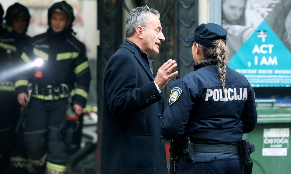 Policajka nije dozvolila Pavlu Kaliniću, pročelniku Gradskog ureda za upravljanje u hitnim situacijama Grada Zagreba, ulaz na mjesto požara