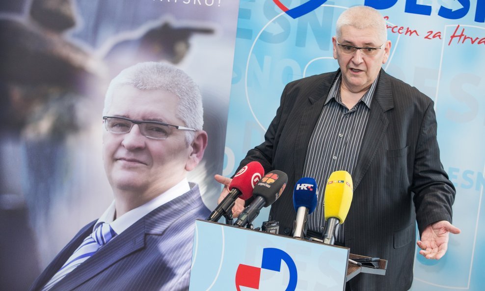 Predsjednički kandidat Demokratskog saveza nacionalne obnove (Desno) Anto Đapić