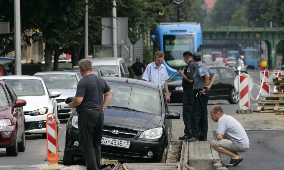 prometna_pruga-zaglavio auto