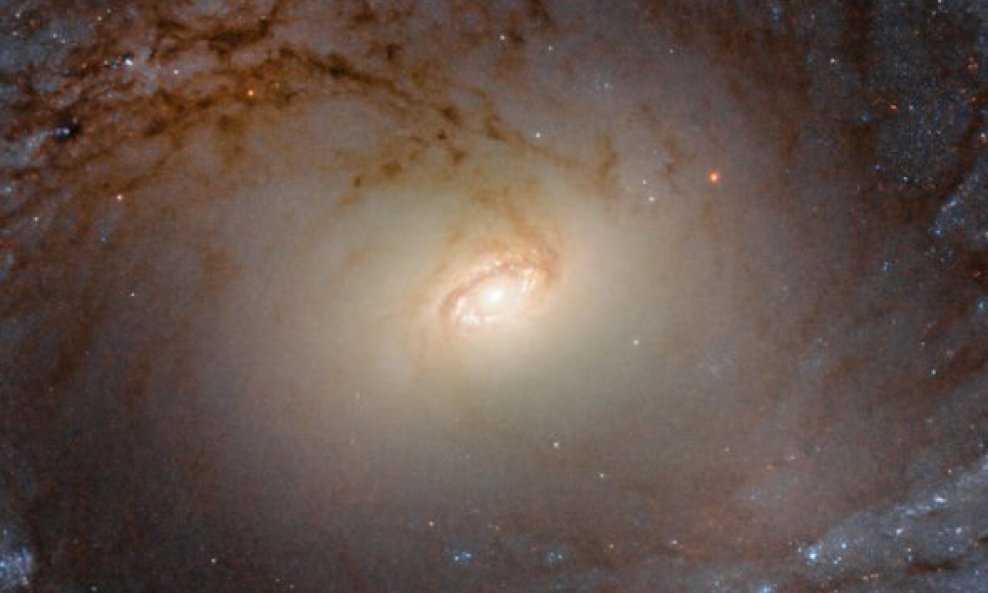 Galaksija IC 2051