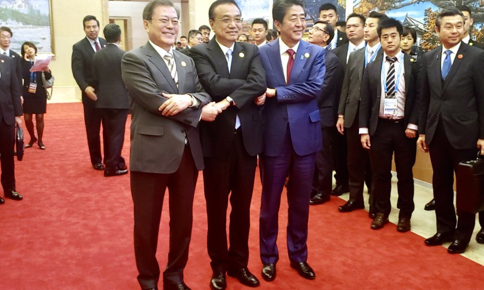 Južnokorejski predsjednik Moon Jae In, japanski premijer Shinzo Abe i kineski premijer Li Keqiang