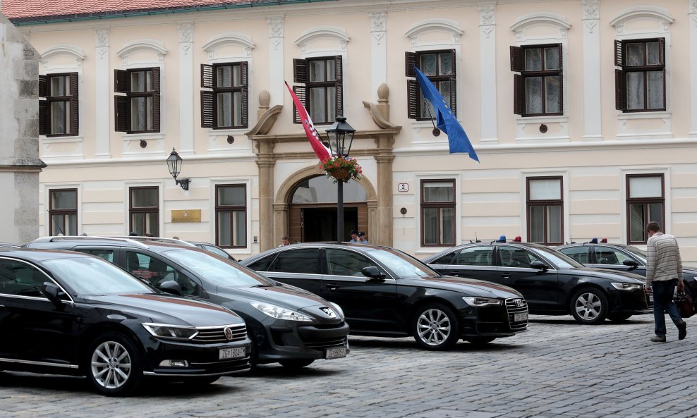 Službeni automobili ispred zgrade Vlade