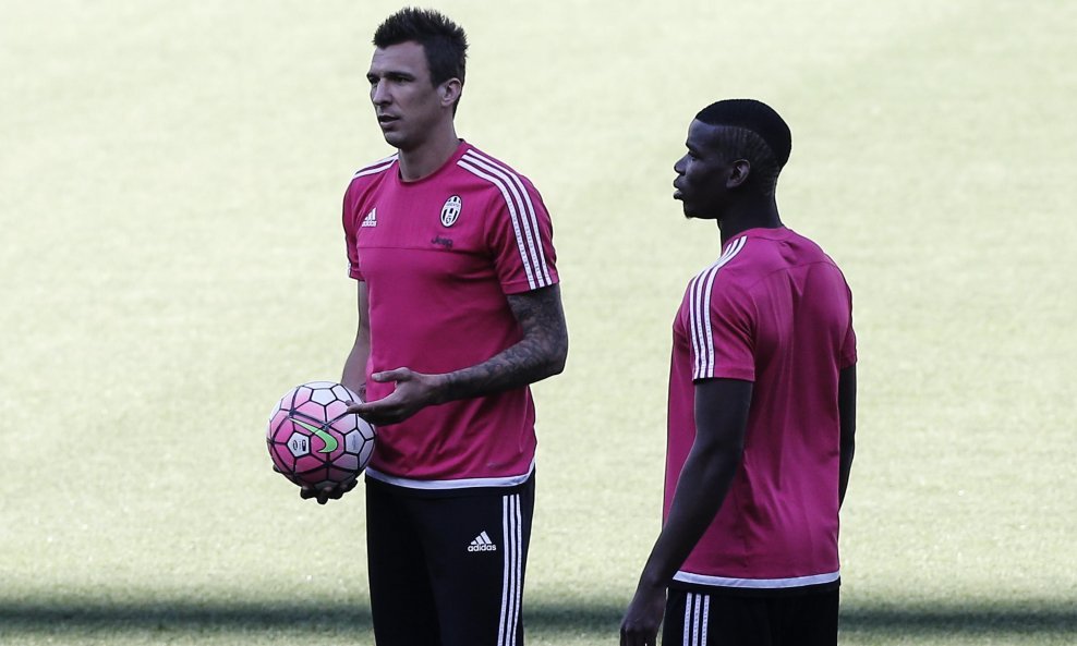 Paul Pogba (desno) iz vremena dok je igrao za Juventus i bio suigrač našem Mariju Mandžukiću