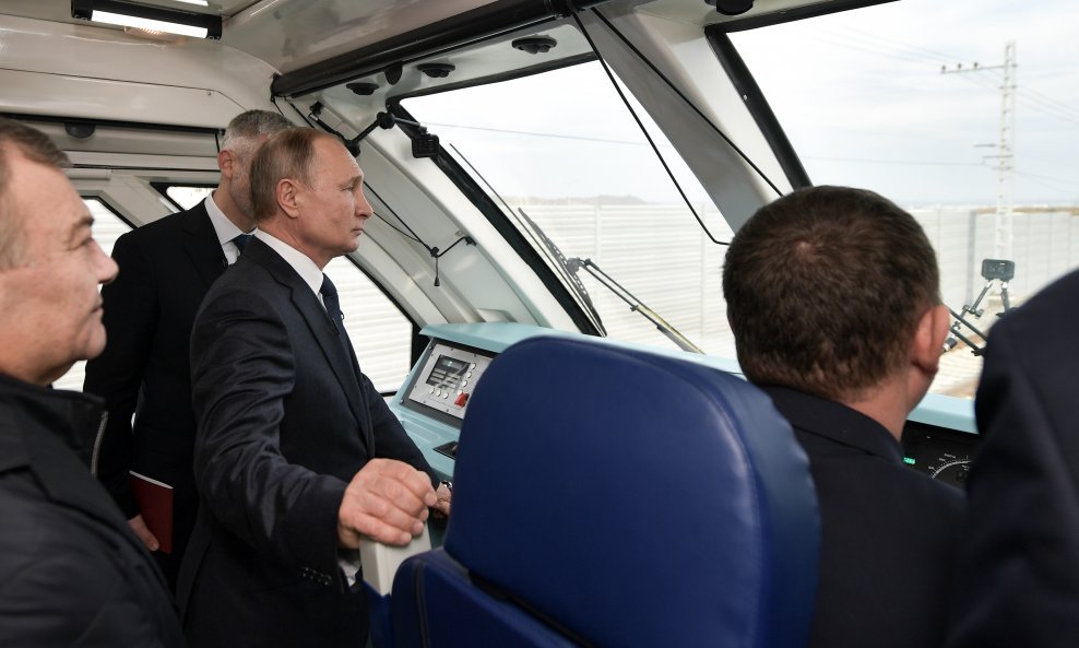 Ruski predsjednik Putin provozao se u vlaku na otvorenju Krimskog mosta
