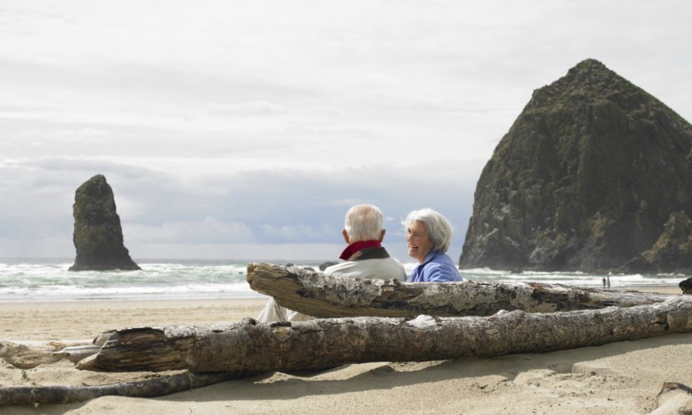 ljubav stariji par penzioneri plaža