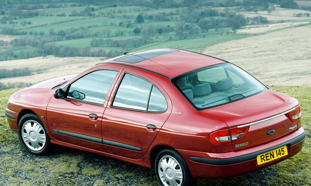 Renault-Megane-Sedan-1999-2003-Photo-01