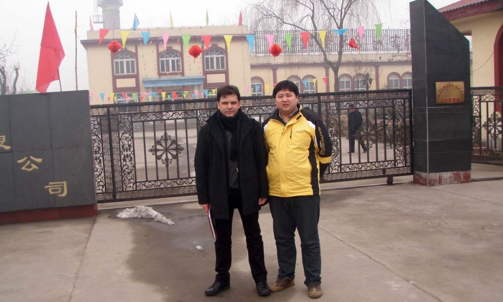 ispred tvrtke Shijiazhuang Derma - lijevo mladen topolnjak dir derma