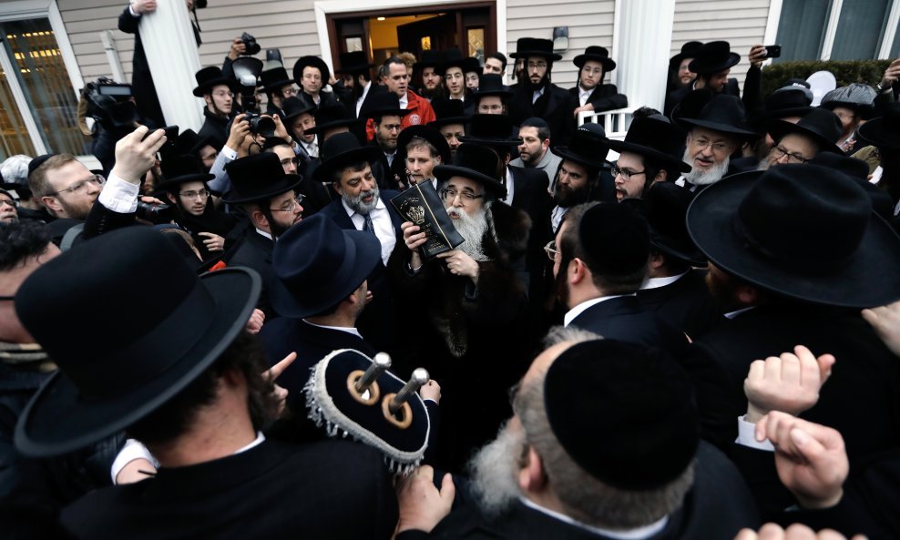 Napad hladnim oružjem u domu hasidskog rabina tijekom proslave blagdana Hanuke