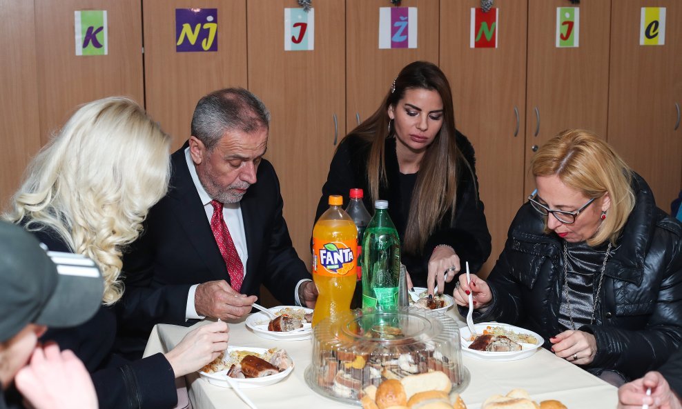 Milan Bandić u prenoćištu Crvenog križa u Kosnici