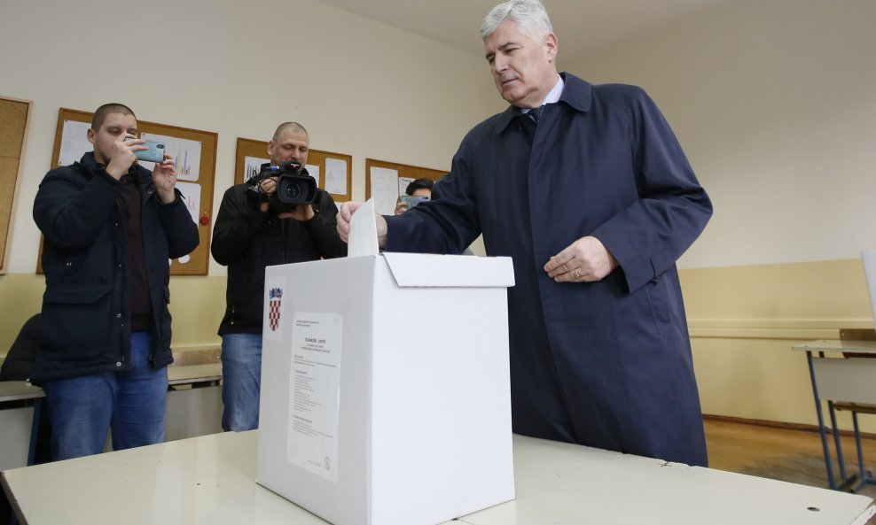 Dragan Čović na glasačkom mjestu u Mostaru