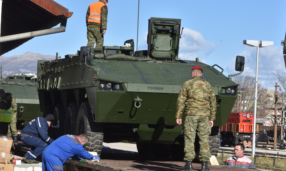 Ukrcaj sredstava i tehnike HV-a u Kninu