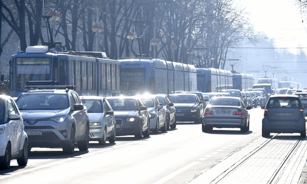 Tramvaji su u zastoju, stvorila se kolona automobila na Savskoj cesti cesti zbog prolaska EU delegacija. Automobili s predstavnicima EU delagacija kroz Zagreb prolaze pod jakim mjerama sigurnosti.