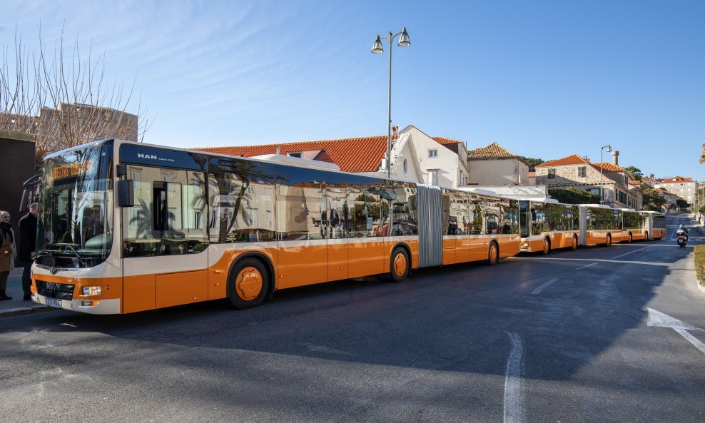 Dubrovački javni prijevoznik Libertas predstavio je prva tri niskopodna zglobna autobusa.