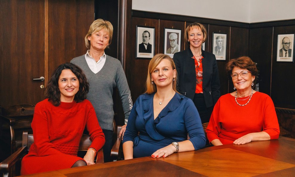 U organizacijskom odboru su neurologinje Arijana Lovrenčić-Huzjan, Zdravka Poljaković, Marina Roje Bedeković i Svjetlana Šupe te logopetkinja Dinah Vodanović.