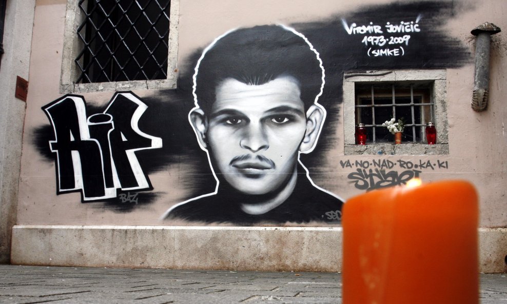Grafit u spomen ubijenog Simkea