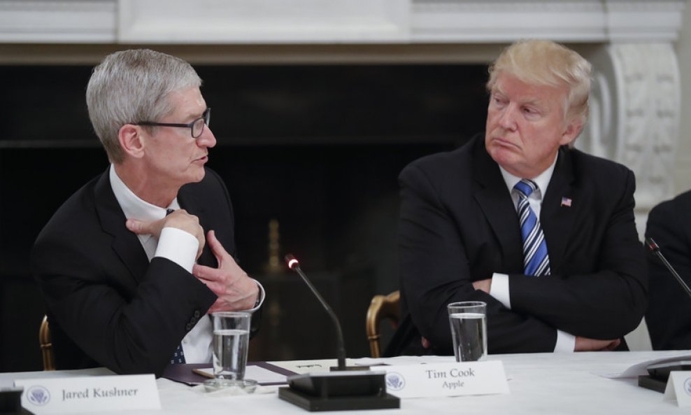 Direktor Applea Tim Cook povezao se s Trumpom ne bi li ga uvjerio da odustane od oporezivanja telefona koji se izrađuju u Kini