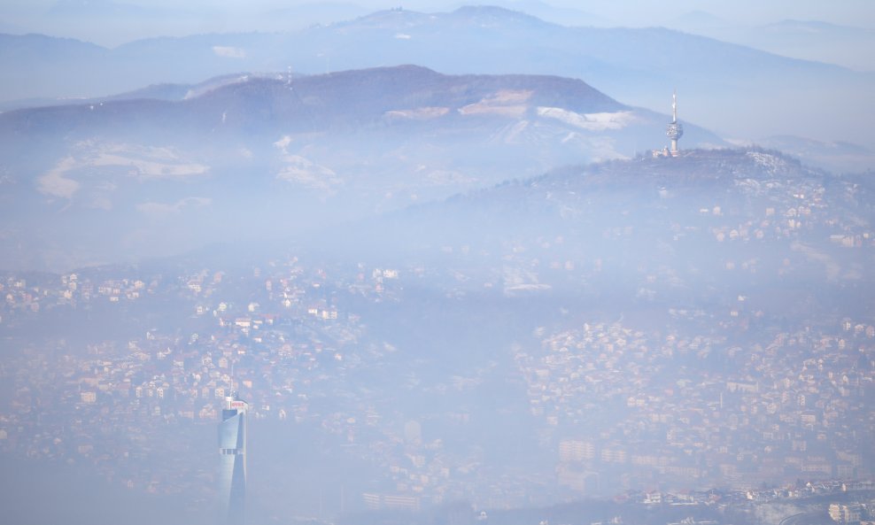 Pogled s Trebevića na zagađeno Sarajevo