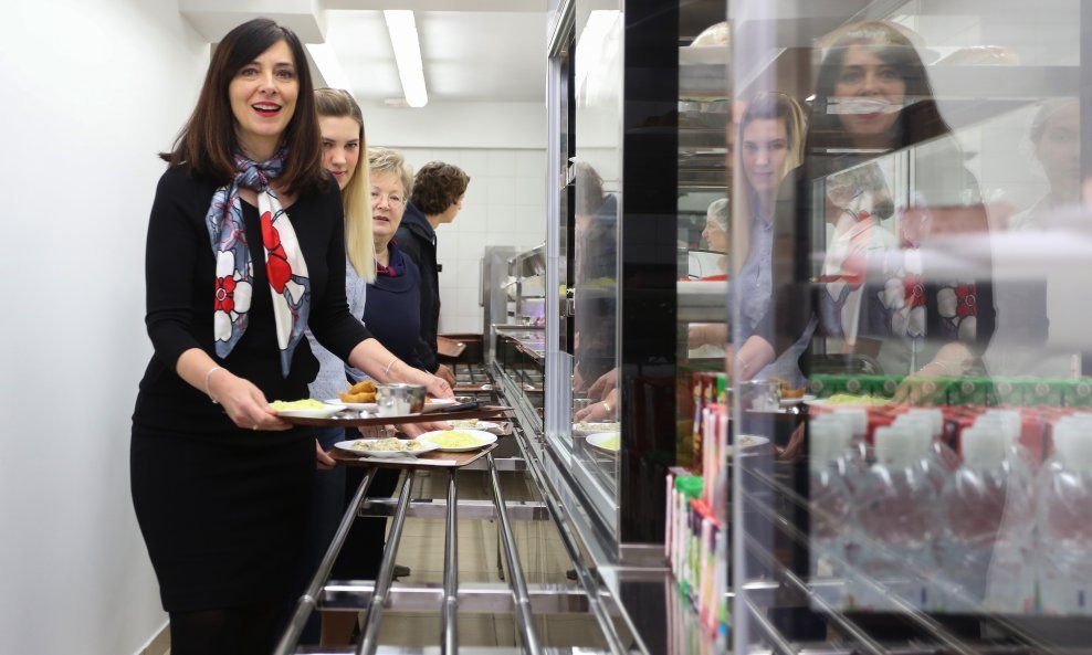 Blaženka Divjak u studentskoj menzi zagrebačkog Filozofskog fakulteta