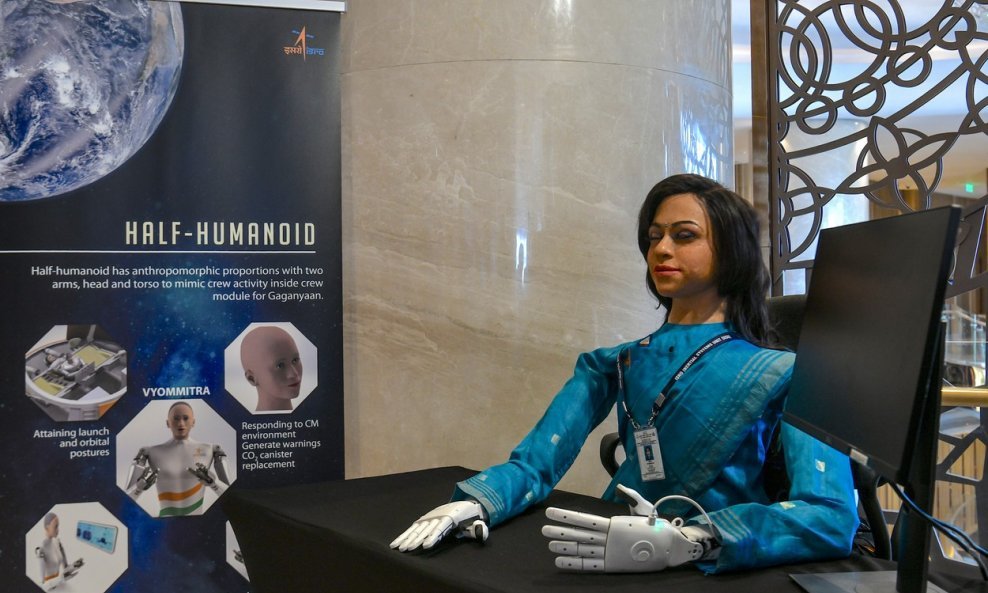 Vyommitra govori dva jezika, hindu i engleski, što će joj pomoći da lakše komunicirati s kontrolom misije