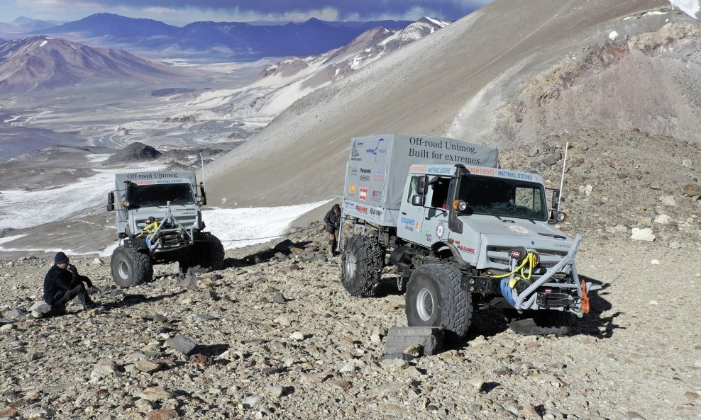 Ekspedicija Matthiasa Jeschkea popela na najviši vulkan na svijetu, Ojos de Salado u Čileu, s dva vozila Unimog U 5023
