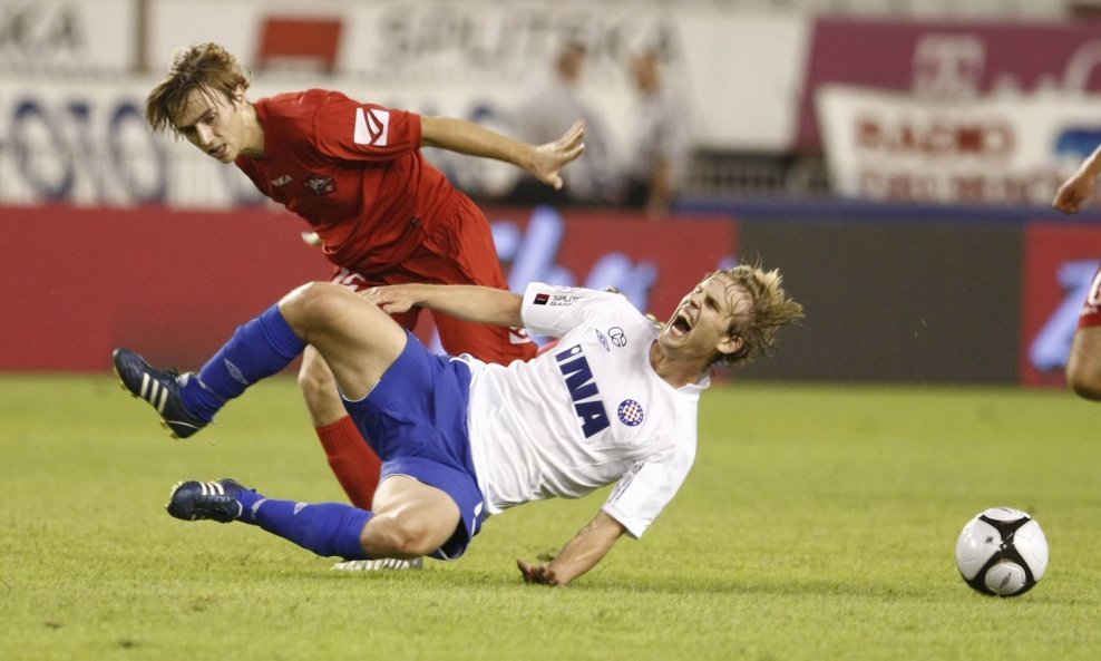 Ivan Strinić (u bijelom dresu) - zadvoljio je trenera Reju na novoj poziciji