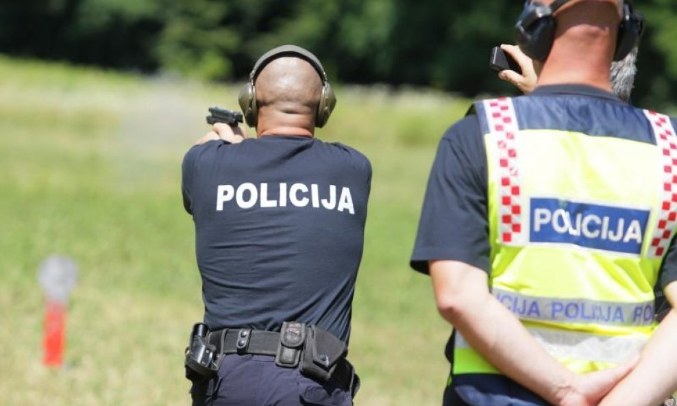 Policajci vježbaju rukovanje oružjem, ilustracija