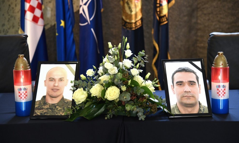 Otvorene Knjige žalosti za poginule pilote HRZ-a Baturinu i Klarina