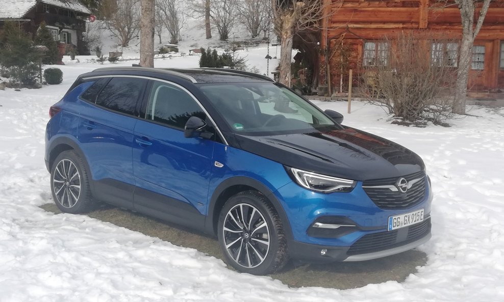 Opel Grandland X Hybrid4 pokreće 1.6-litreni turbobenzinac i dva električna motora za ukupnu sistemsku snagu do 300 KS