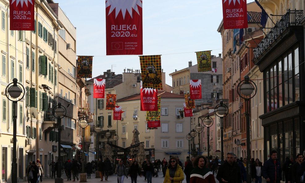 Korzo ukrašen zastavama karnevala i Rijeke 2020 Europske prijestolnice kulture