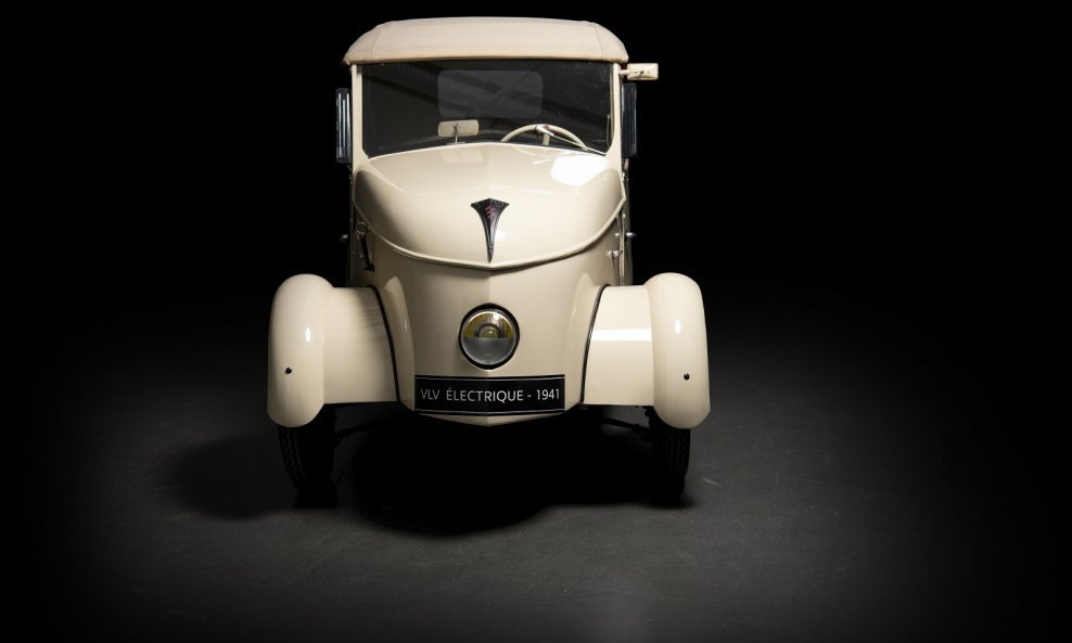 Peugeot VLV (1941. do 1945.) je bio prvi električni automobil francuske marke s oznakom lava