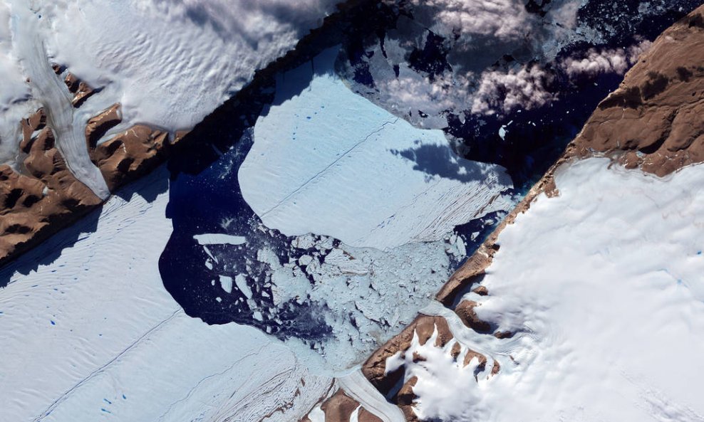 Ogroman komad leda odlomio se od Petermannovog glečera na Grenlandu i završio u plutajućem ledenom jeziku